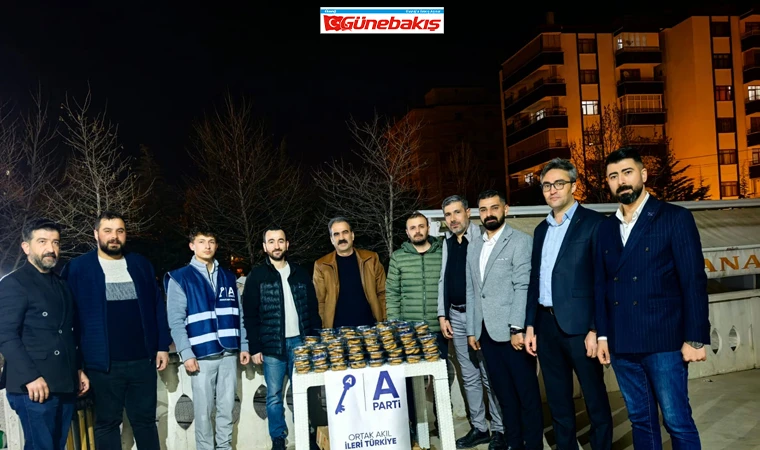 Kadir Gecesi'nde Anahtar Parti’den Vatandaşlara Kandil Simidi İkramı