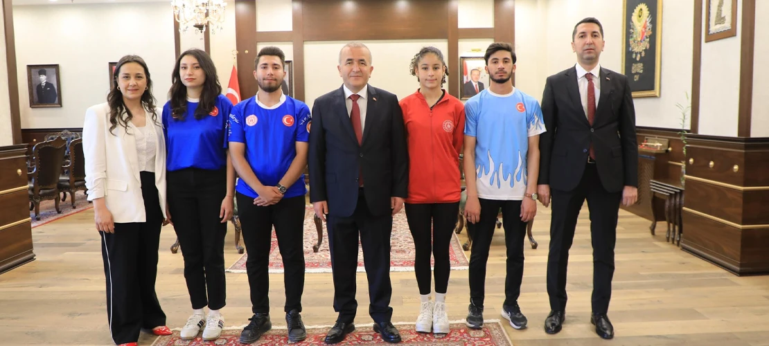 Genç Sporcular Vali HATİPOĞLU ile Buluştu