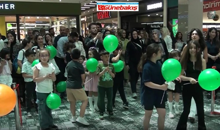 Minik Öğrenciler, Hayal Dünyalarındaki Annelerini Resimlere Yansıttı