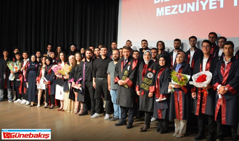 Fırat Üniversitesi Meslek Yüksekokullarında Mezuniyet Sevinci