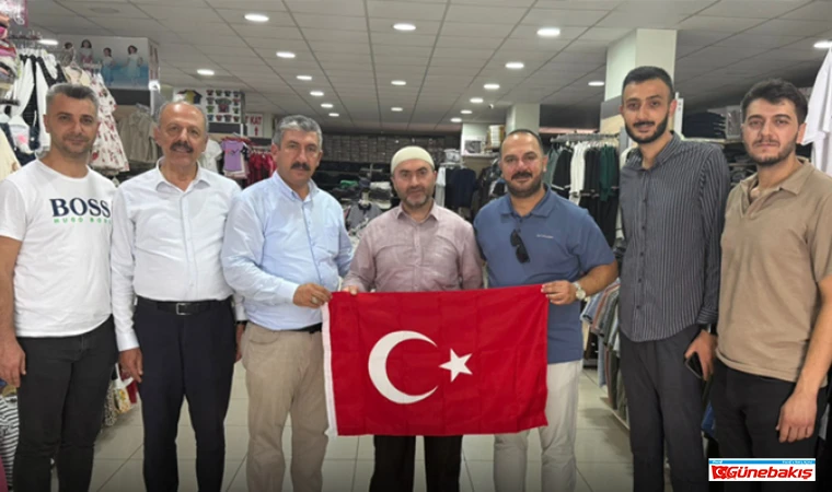 AK Parti’den Esnafa Bayrak Hediyesi