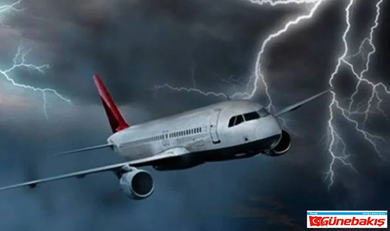 Havada Kriz! Uçağa Yıldırım Çarptı, Pilot Güzergahı Değiştirdi