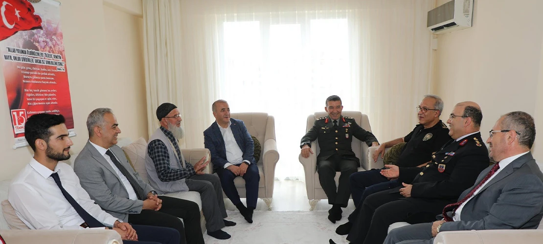 Vali Hatipoğlu, 15 Temmuz Gazisi ve Şehit Aileleriyle Bir Araya Geldi