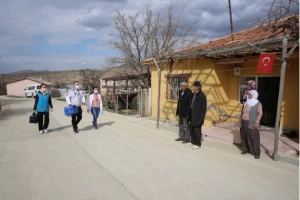Doktor ve Hemşirelerden Kırsaldaki Depremzedelere Gezici Sağlık Hizmeti