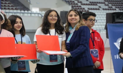Elazığ'da Dereceye Giren Öğrencilere Ödülleri Verildi