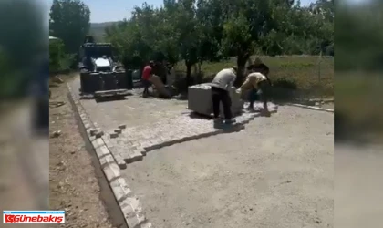 Sivrice Akbuğday Köyü’nde Kilit Parke Çalışmaları Sürüyor