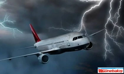 Havada Kriz! Uçağa Yıldırım Çarptı, Pilot Güzergahı Değiştirdi