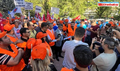 Türk-İş Elazığ’dan AK Parti İl Binası Önünde Eylem